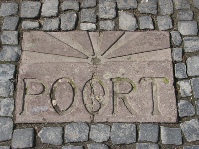 905249 Afbeelding van het tegeltje 'POORT' in het plaveisel vóór de winkel Lijnmarkt 45, waar tot 2000 de servies- en ...